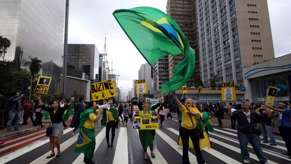 Una manifestación en Sao Paulo tras el anuncio de la destitución de Dilma Rousseff - Sputnik Mundo