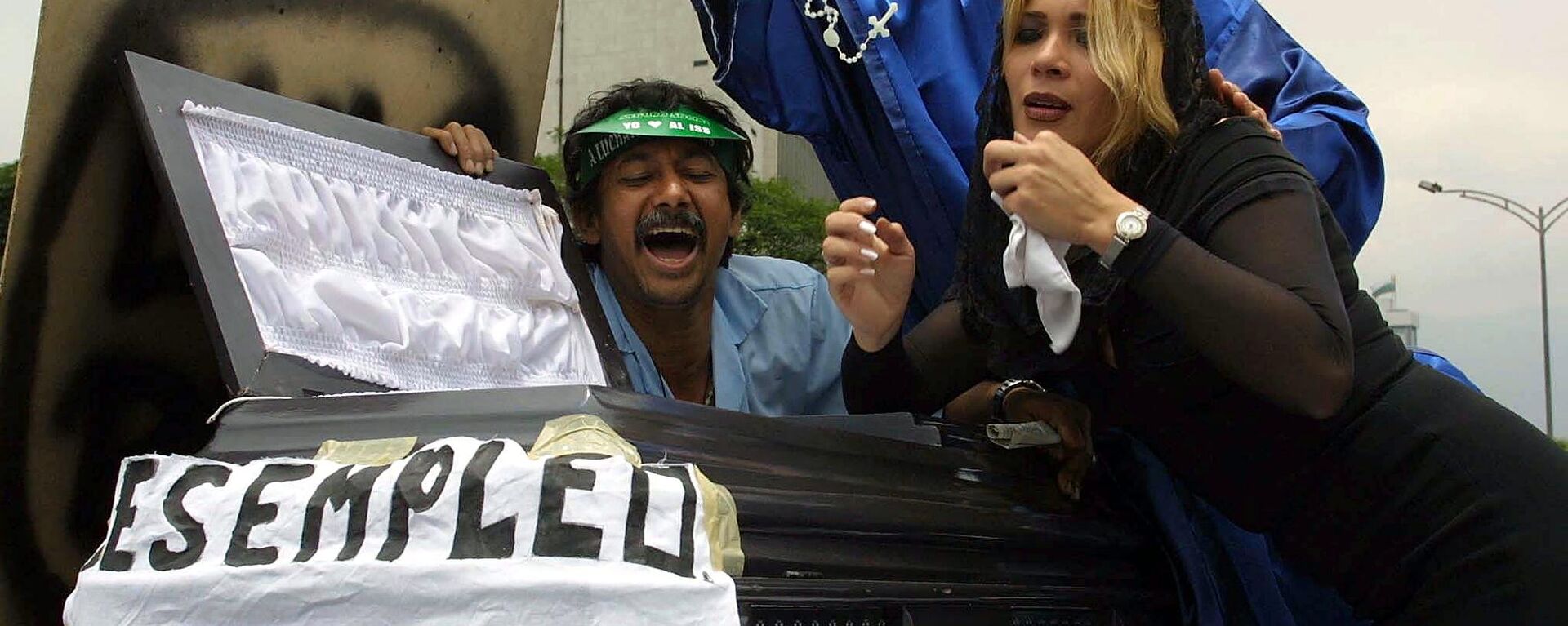 Civil employee stage a protest against unemployment and violence, parodying a funeral, in Medellin, Colombia, 22 March 2001 - Sputnik Mundo, 1920, 30.08.2023