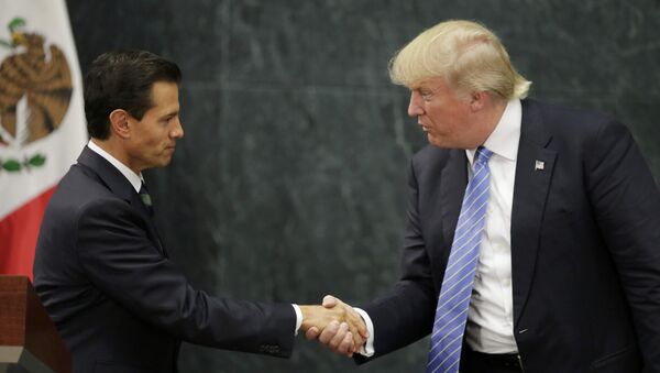 El presidente de México, Enrique Peña Nieto, y el presidente de EEUU, Donald Trump (archivo) - Sputnik Mundo