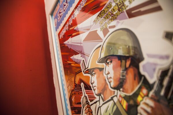 El local cuenta con numerosa iconografia norcoreana. - Sputnik Mundo
