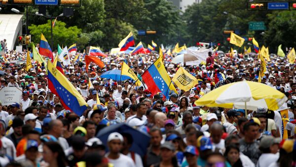 Opposition supporters take part in a rally to demand a referendum to remove Venezuela's President Nicolas Maduro, in Caracas, Venezuela - Sputnik Mundo