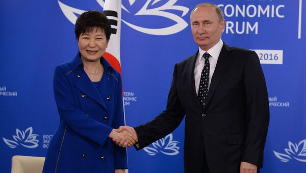 La presidenta de Corea del Sur, Park Geun-hye y el presidente de Rusia, Vladímir Putin - Sputnik Mundo
