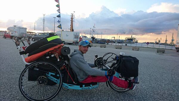 Tras sufrir un trágico accidente con su moto deportiva, Alexandr prefirió una bici de mano a una silla de ruedas. - Sputnik Mundo