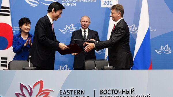 La reunión entre la presidenta de Corea del Sur, Park Geun-hye, y el presidente de Rusia, Vladímir Putin - Sputnik Mundo