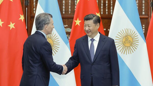 Presidente chino estrecha manos con su homólogo argentino Macri (archivo) - Sputnik Mundo