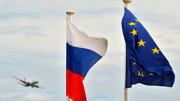 Banderas de la Federación de Rusia y la Unión Europea - Sputnik Mundo