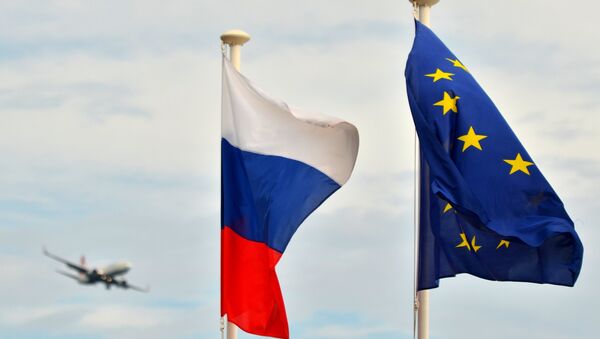 Banderas de Rusia y de la UE (archivo) - Sputnik Mundo