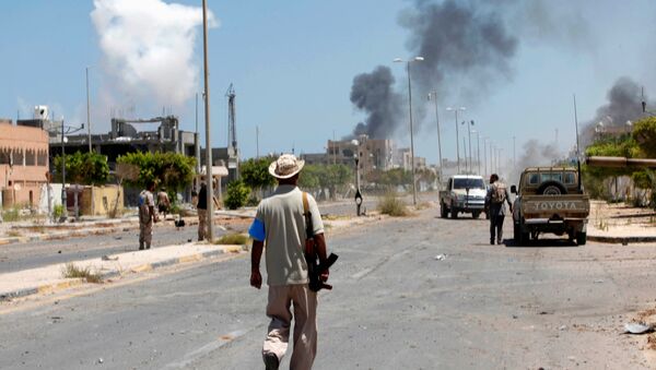 Smoke rises during a battle between Libyan forces allied with the U.N.-backed government and Islamic State fighters in neighborhood Number Two in Sirte, Libya August 16, 2016 - Sputnik Mundo