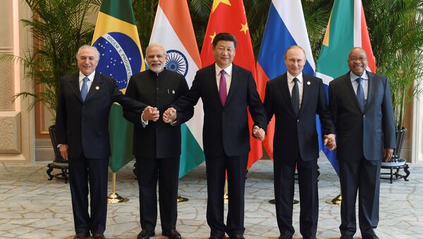 Chinese President Xi Jinping (C) takes a group photo with Indian Prime Minister Narendra Modi (2nd L), Brazil's President Michel Temer (L), Russian President Vladimir Putin (2nd R) and South Africa's President Jacob Zuma at the West Lake State Guest House ahead of G20 Summit in Hangzhou, Zhejiang province, China, September 4, 2016 - Sputnik Mundo