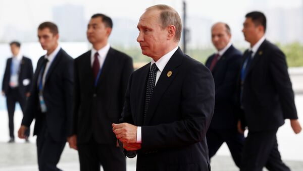 Russian President Vladimir Putin (C) arrives to attend the G20 Summit in Hangzhou, Zhejiang province, China, September 4, 2016. - Sputnik Mundo