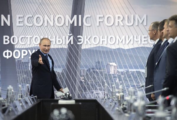 El presidente ruso, Vladímir Putin, durante una reunión con los inversores potenciales del Distrito Federal del Lejano Oriente en el marco del Foro Económico Oriental. - Sputnik Mundo
