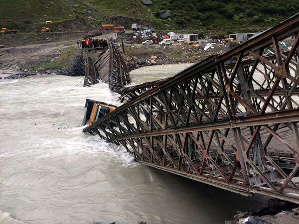 El derrumbe de un puente en la India. - Sputnik Mundo