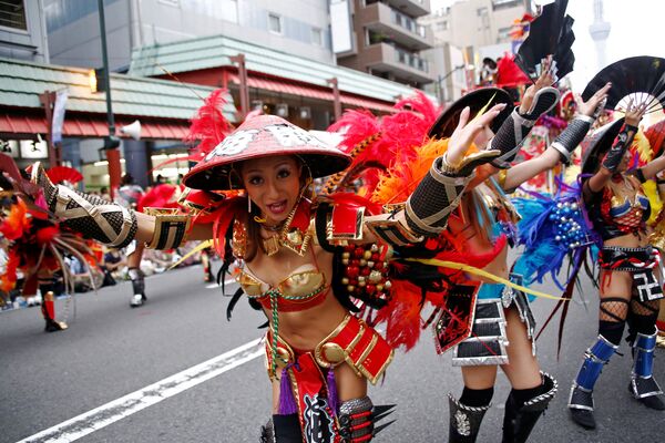 Sambistas durante el Carnaval de Tokio. - Sputnik Mundo