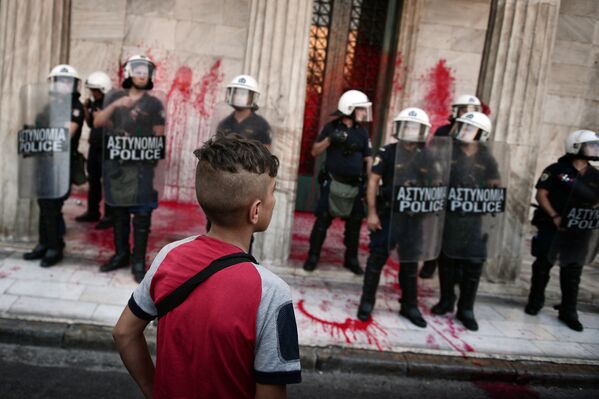 Policías durante la manifestación en apoyo de los inmigrantes en Atenas. - Sputnik Mundo