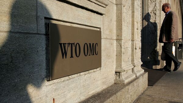 The shadow of a sculpture is reflected on the World Trade Organisation, WTO sign near the entrance of the headquarters, in Geneva (File) - Sputnik Mundo