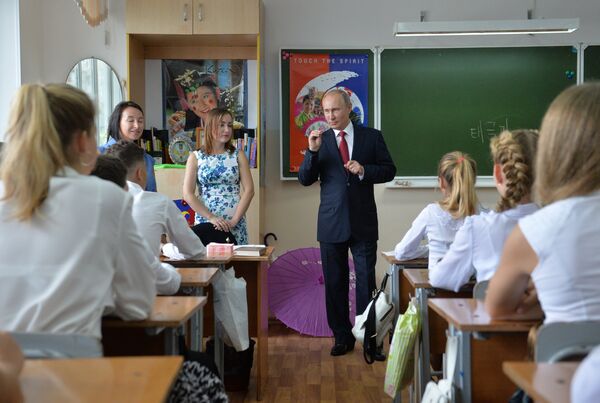 El presidente de Rusia, Vladímir Putin, durante una visita al gimnasio №2 de Vladivostok. 1 de septiembre. - Sputnik Mundo