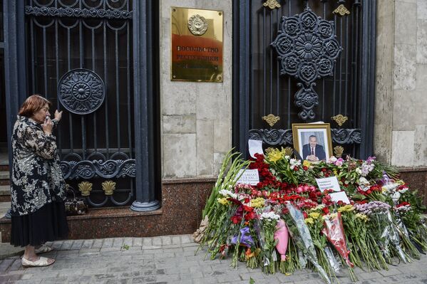 Una mujer al lado de la Embajada de Uzbekistán en Moscú. El presidente de Uzbekistán, Islam Karímov, murió a los 78 años de edad, tras haber sido hospitalizado debido a un derrame cerebral. - Sputnik Mundo