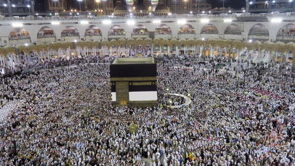 Muslim pilgrims circle the Kaaba at the Grand Mosque in Mecca - Sputnik Mundo