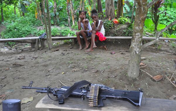 Los guerrilleros de las FARC visitan una aldea vecina - Sputnik Mundo