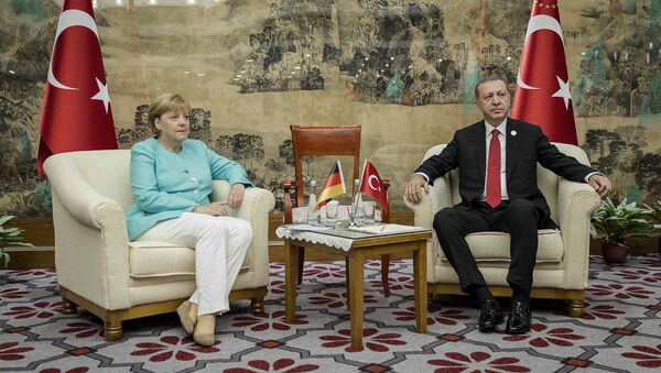 Canciller alemana, Angela Merkel, y el presidente de Turquía,  Recep Tayyip Erdogan - Sputnik Mundo