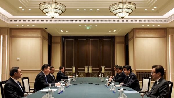 El primer ministro de Japón, Shinzo Abe, y el presidente de China, Xi Jinping - Sputnik Mundo