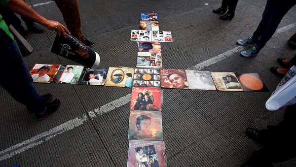 Ciudad de México se vuelca a las calles para dar su adiós a Juan Gabriel - Sputnik Mundo