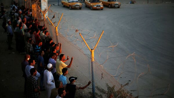 Palestinos en la frontera egipcia de Rafah - Sputnik Mundo