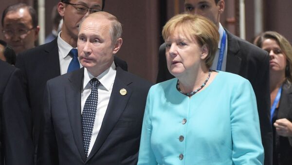 Vladímir Putin (centro) con Xi Jinping y Angela Merkel - Sputnik Mundo