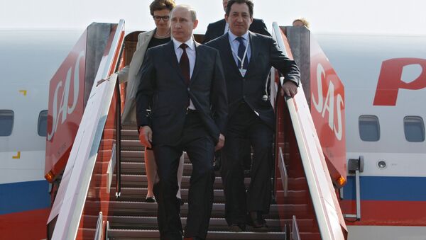 Putin bajando del avión tras el aterrizaje en Dinamarca - Sputnik Mundo