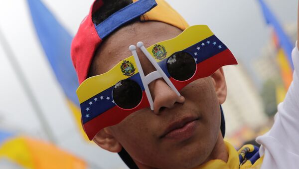 An opposition supporter takes part in a rally to demand a referendum to remove Venezuela's President Nicolas Maduro, in Los Teques near Caracas, Venezuela - Sputnik Mundo
