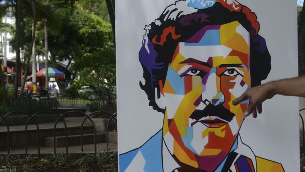Paintings depicting late Colombian drug lord Pablo Escobar are on display at Lleras Park in Medellin - Sputnik Mundo