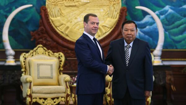 Primer ministro ruso, Dmitri Medvédev, y presidente de Laos, Bounnhang Vorachith - Sputnik Mundo