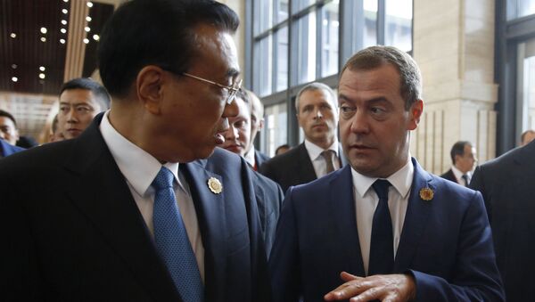 Primer ministro de Rusia, Dmitri Medvédev, y su homólogo chino, Li Keqiang - Sputnik Mundo