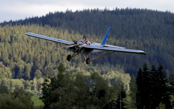 Frantisek Hadrava vuela en su avión artesanal - Sputnik Mundo
