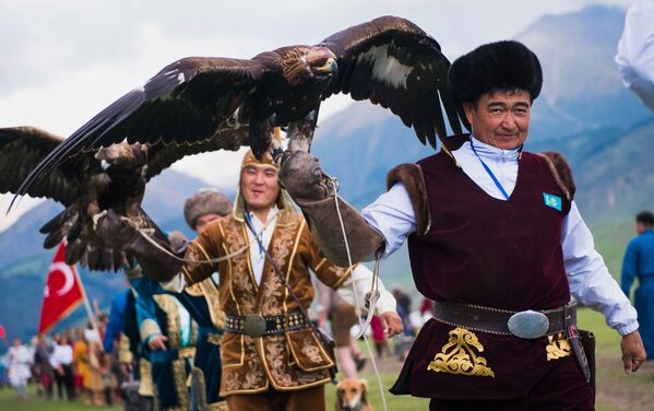 Participantes del ‘Salburun’ —evento tradicional de caza con perros, halcones y águilas—, durante los Juegos Nómadas Mundiales en Kirguistán - Sputnik Mundo