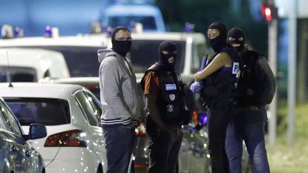 French policemen take part in a police raid in Boussy-Saint-Antoine near Paris, France, September 8, 2016 - Sputnik Mundo