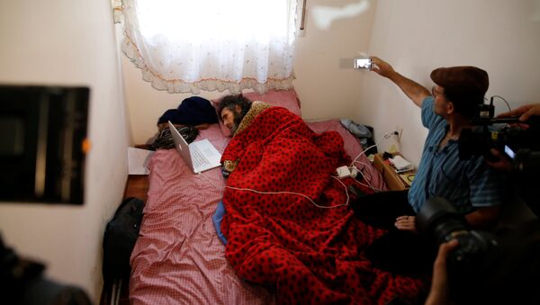 Former Guantanamo detainee Jihad Diyab from Syria lies in a bed while on a hunger strike in Montevideo, September 9, 2016 - Sputnik Mundo