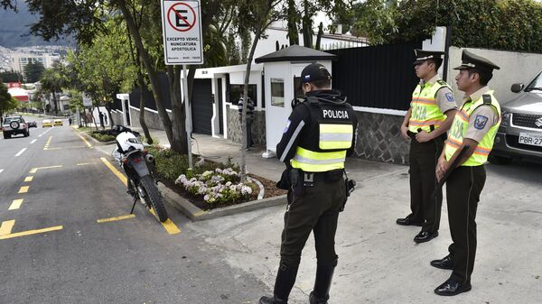 Police stand guard in front of the Apostolic Nunciature in Quito on July 4, 2015 - Sputnik Mundo