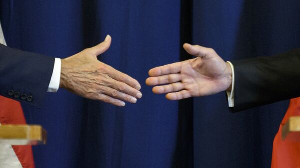 Secretario de Estado de EEUU, John Kerry, y ministro de Exteriores de Rusia, Serguéi Lavrov estrechan las manos (archivo) - Sputnik Mundo