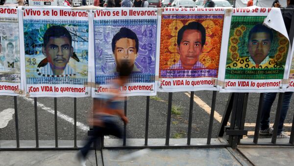 Imágenes de unos de los 43 estudiantes desaparecidos del colegio rural de Iguala - Sputnik Mundo