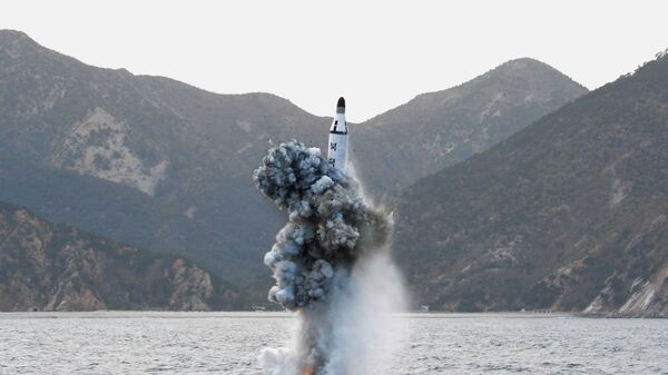 Prueba de un misil balístico norcoreano (archivo) - Sputnik Mundo