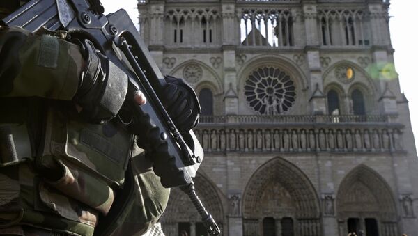 An armed French soldier patrols in front of Notre Dame Cathedral in Paris, France, in this picture taken on December 24, 2015, as a security alert continued following the November shooting attacks in the French capital. Thousands of demonstrators marched in France January 30, 2016 to protest against the government's plans to extend the state of emergency in the country. Picture taken December 24, 2015. - Sputnik Mundo