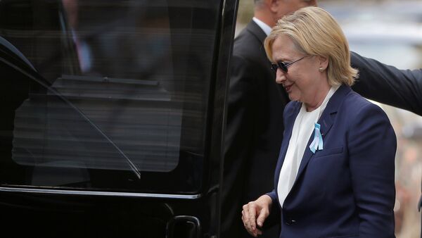 U.S. Democratic presidential candidate Hillary Clinton climbs into her van outside her daughter Chelsea's home in New York, New York, United States September 11, 2016, after Clinton left ceremonies commemorating the 15th anniversary of the September 11 attacks feeling overheated. - Sputnik Mundo