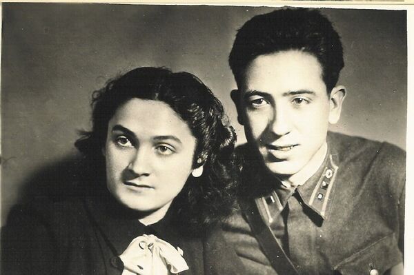 Amaya Ruiz Ibárruri junto con su hermano, Rubén Ruiz Ibárruri, los hijos de Dolores Ibárruri - Sputnik Mundo