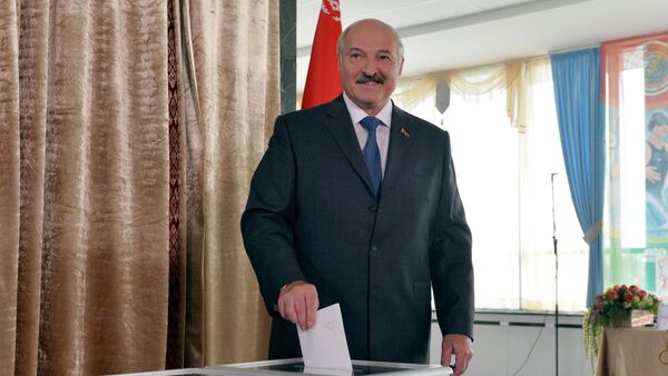 El presidente bielorruso Aleksandr Lukashenko durante los comisios parlamentarios en Minsk - Sputnik Mundo