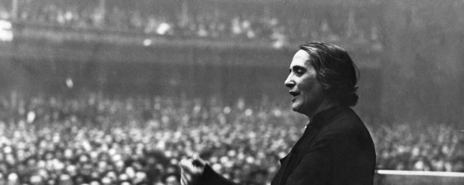 Dolores Ibárruri en una reunión del Partido Comunista de España - Sputnik Mundo, 1920, 20.12.2021