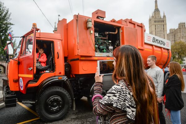 Doble récord: el primer desfile de los servicios públicos urbanos de Moscú - Sputnik Mundo