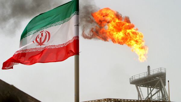 La bandera de Irán con una llama de gas en una plataforma de producción de petróleo a fondo - Sputnik Mundo