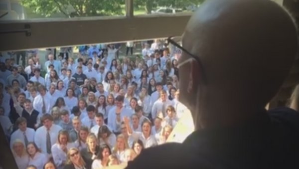 400 alumnos sorprenden a su profesor enfermo de cáncer con una canción - Sputnik Mundo