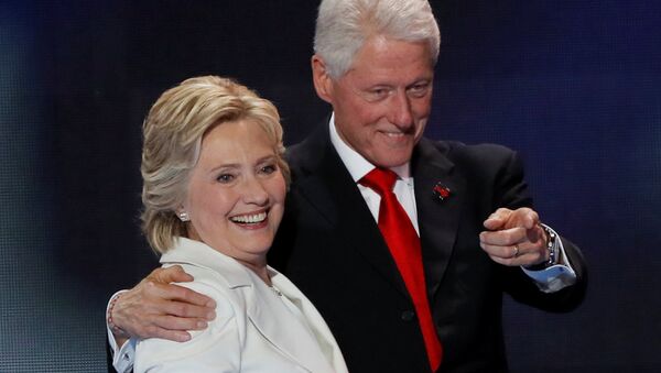 Bill y Hillary Clinton - Sputnik Mundo